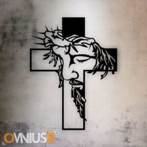 Drveni križ s licem Isusa u crnoj boji, obješen na zidu.