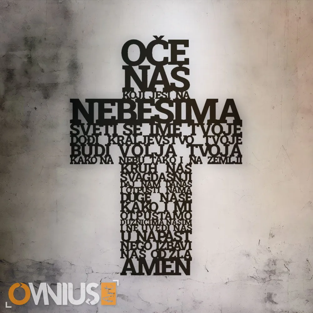 Drveni križ sa ispisanom molitvom Oče naš.