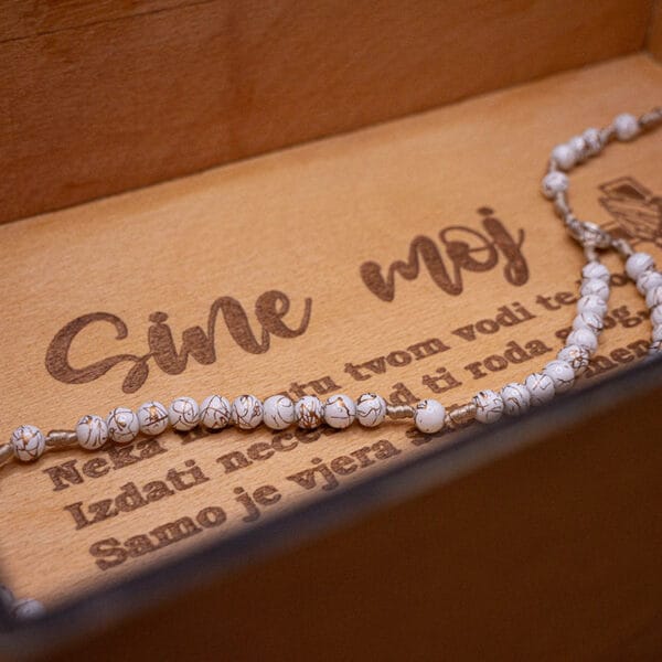 Drvena kutija od bukve krunica i poruka iznutra
