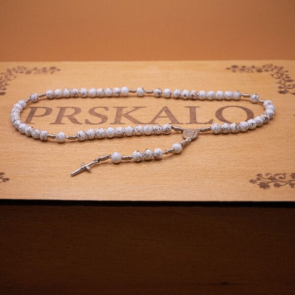 Drvena kutija od bukve s krunicom