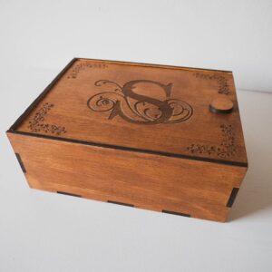 Personalizirana drvena kutija za poklone s kliznim poklopcem – ukrasna kutija za nakit i darove.