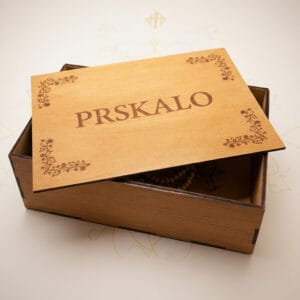 Drvena kutija s graviranim tekstom.