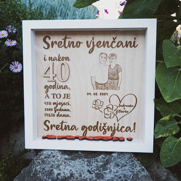 Drveni personalizirani okvir za godišnjicu braka.