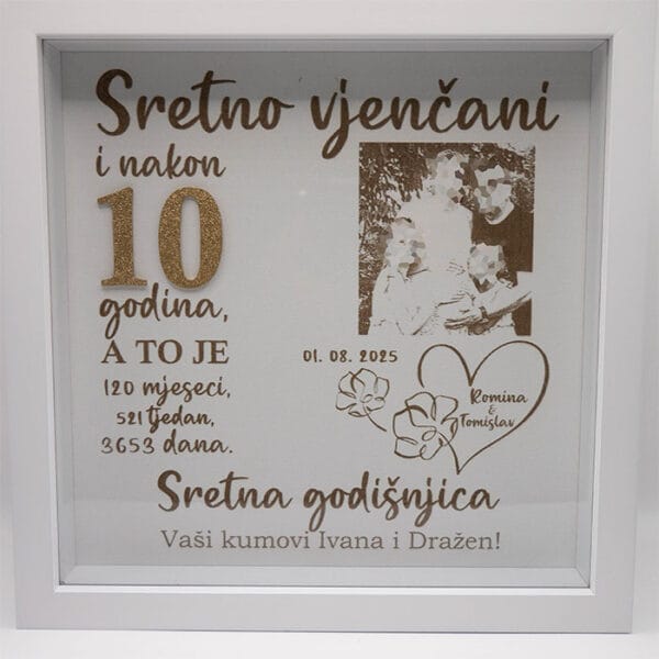 Personalizirani 3d okvir za 10 godina braka na bijeloj podlozi