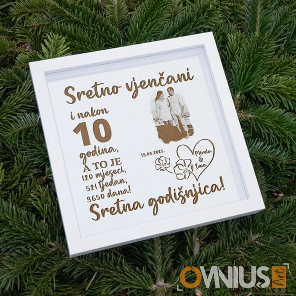 Personalizirani okvir za godišnjicu braka. Bijela podloga.