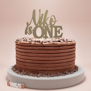 Toper za tortu s natpisom NIKO IS ONE.