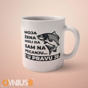 Humoristična šalica Moja žena misli da sam na pecanju