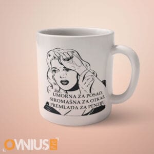 Humoristična šalica Umorna za posao, siromašna za otkaz, premlada za penziju