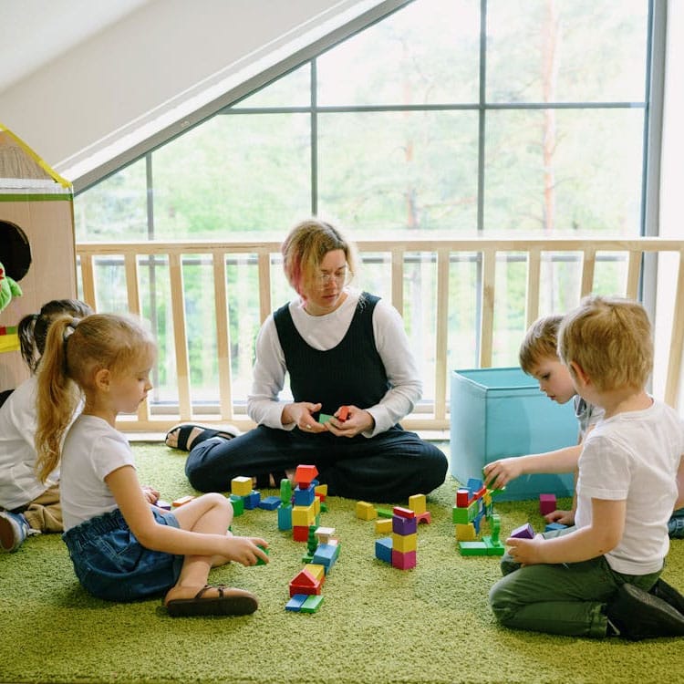 Teta u vrtiću objašnjava djeci