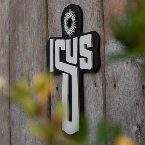 Zidni križ s natpisom Isus uslikan kroz lišće