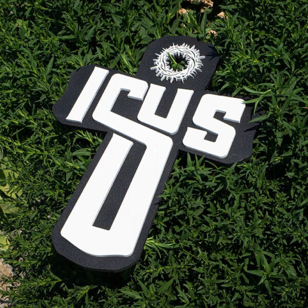 Zidni križ s natpisom Isus u travi