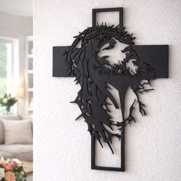 Zidni križ s likom Isusa dizajn 2026 na bijelom zidu