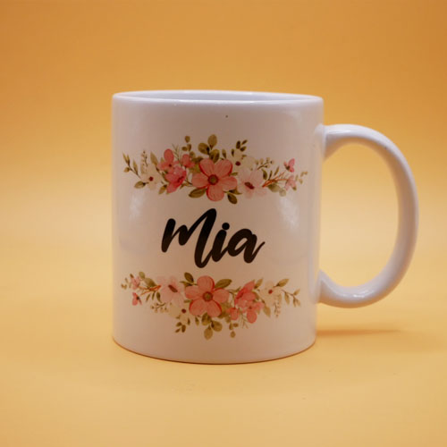 Personalizirana šalica za kavu s cvjetnim detaljem i imenom