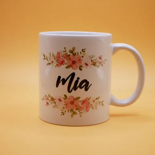 Personalizirana šalica za kavu s cvjetnim detaljem i imenom